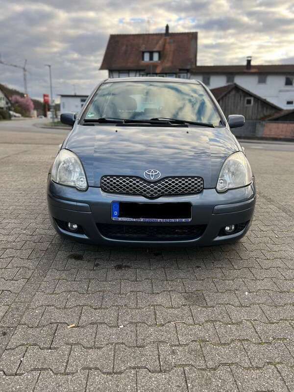 Grau Gebraucht 2005 Toyota Yaris Limousine | 1.500 € (Guter Preis) - Bild 1/4
