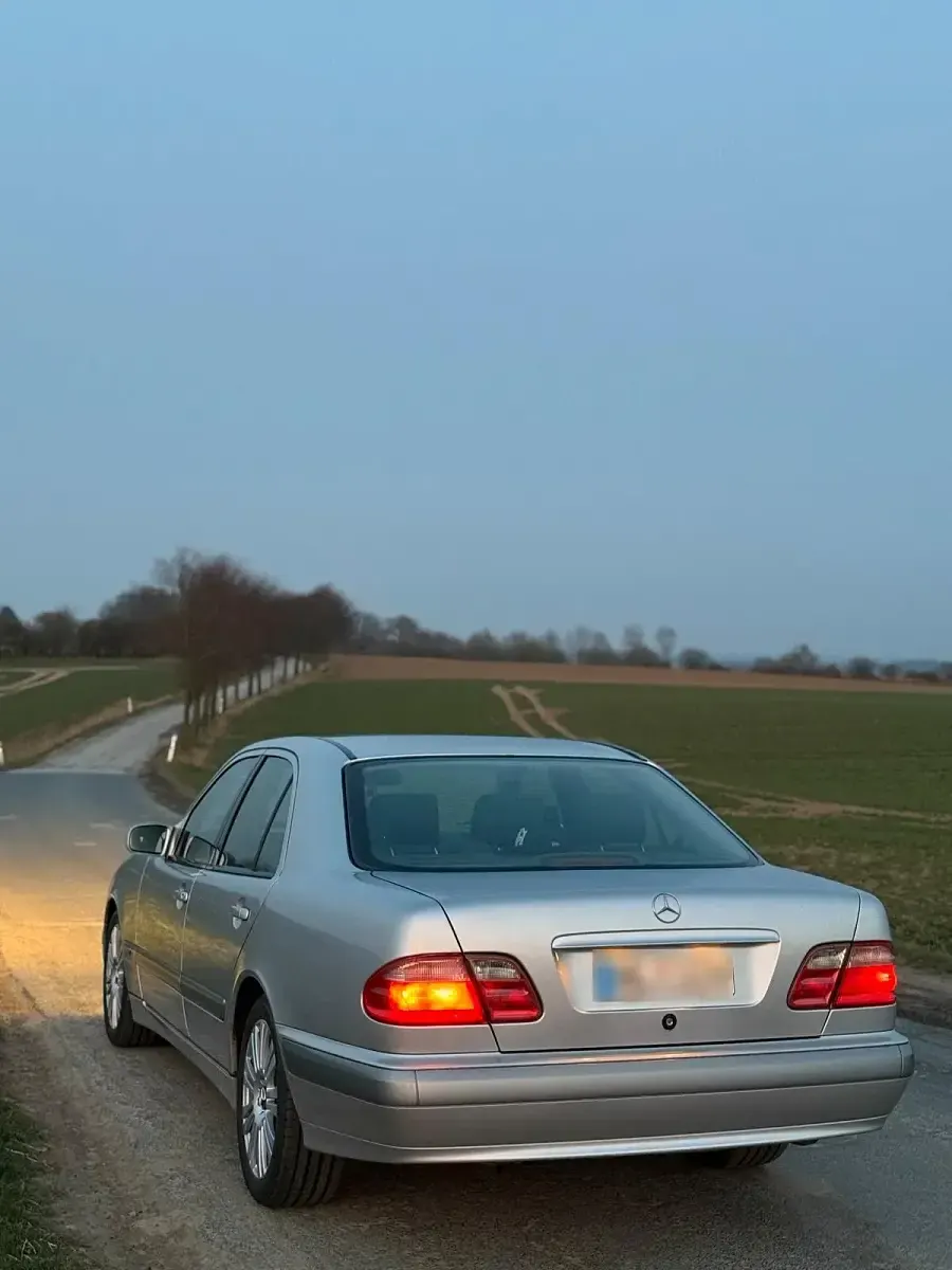 Gebraucht Mercedes E200 186 PS (136 kW) 2000 Silber Limousine