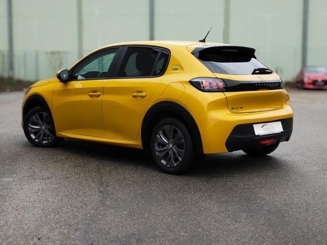 Gebraucht Peugeot e-208 Active 100 kW (136 PS) 2022 Lack gelb faro/typ aussenverkl Kleinwagen