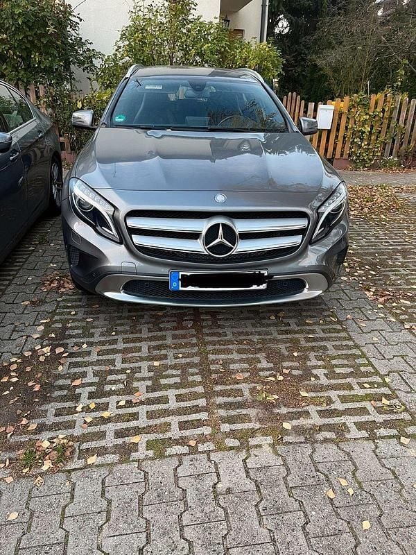 Grau Gebraucht 2017 Mercedes GLA200 SUV | 19.500 € (Fairer Preis) - Bild 1/4