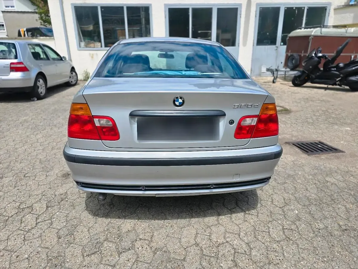 Gebraucht BMW 320 Sport Line 136 PS (100 kW) 2001 Silber Limousine