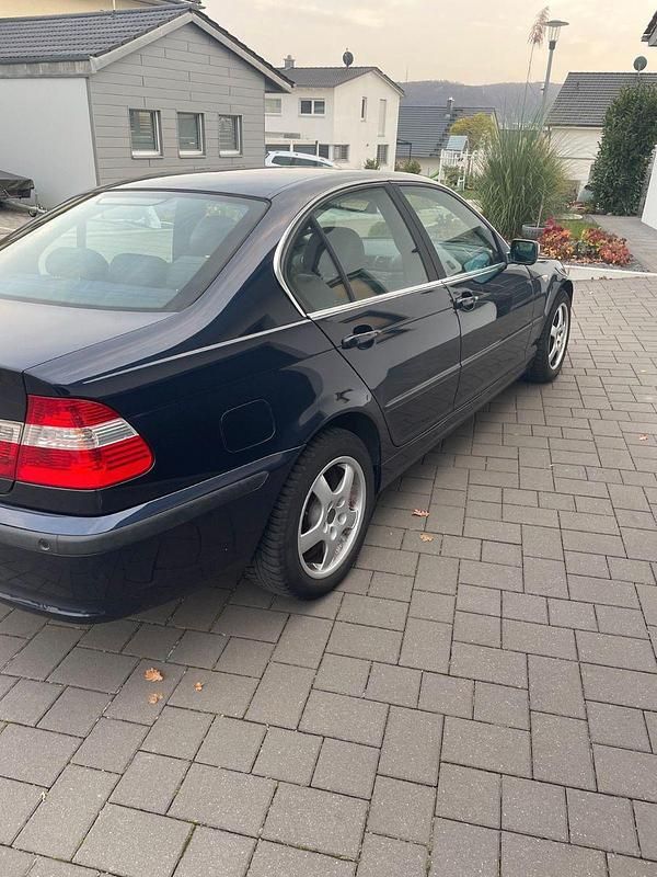 Second-hand BMW 318 143 CP (105 kW) 2004 Albastru Berlinǎ