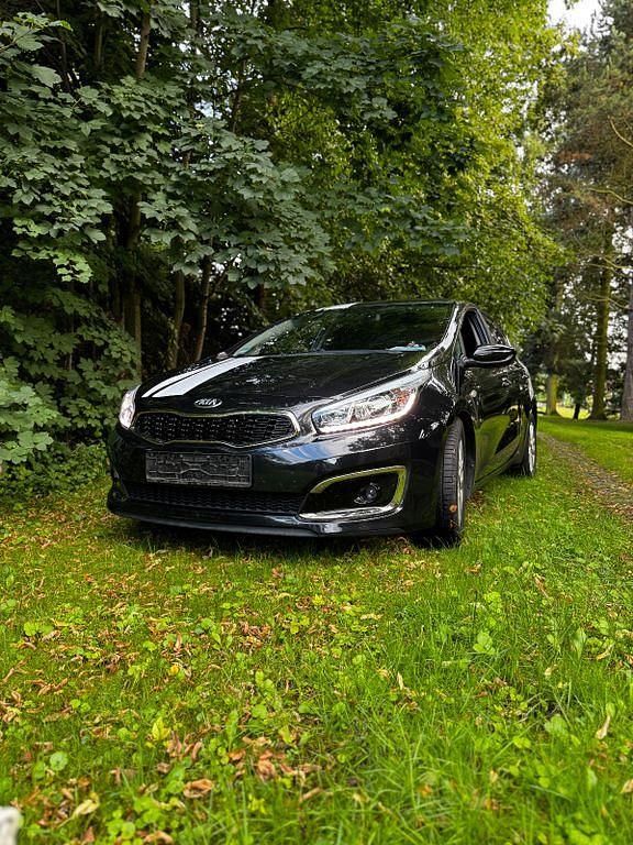 Schwarz Gebraucht 2015 Kia Ceed DREAM-TEAM Edition Kleinwagen | 8.990 € (Fairer Preis) - Bild 1/4