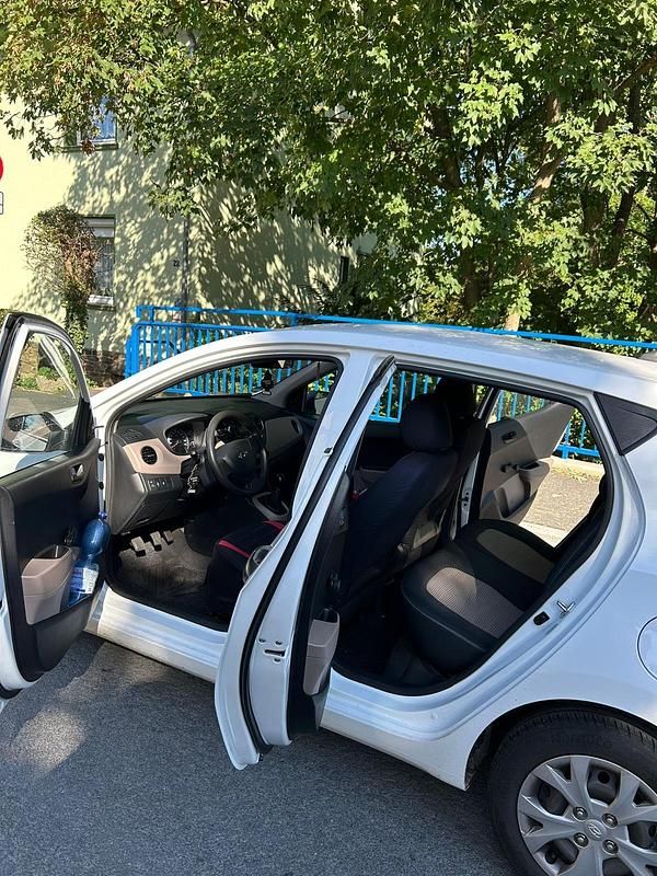 Gebraucht Hyundai i10 Classic 67 PS (49 kW) 2015 Weiß Kleinwagen