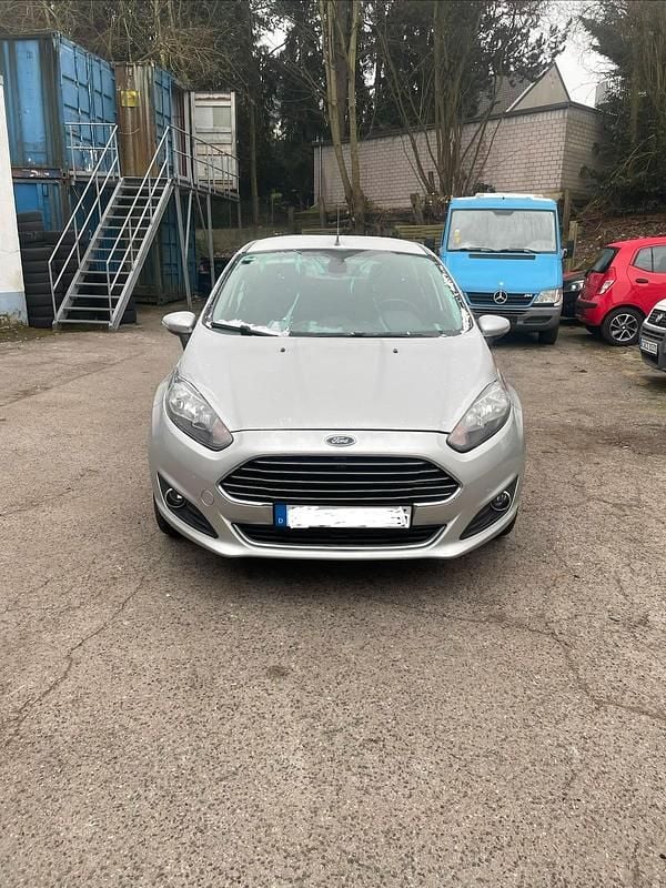 Grau Gebraucht 2014 Ford Fiesta Limousine | 3.990 € (Fairer Preis) - Bild 1/4