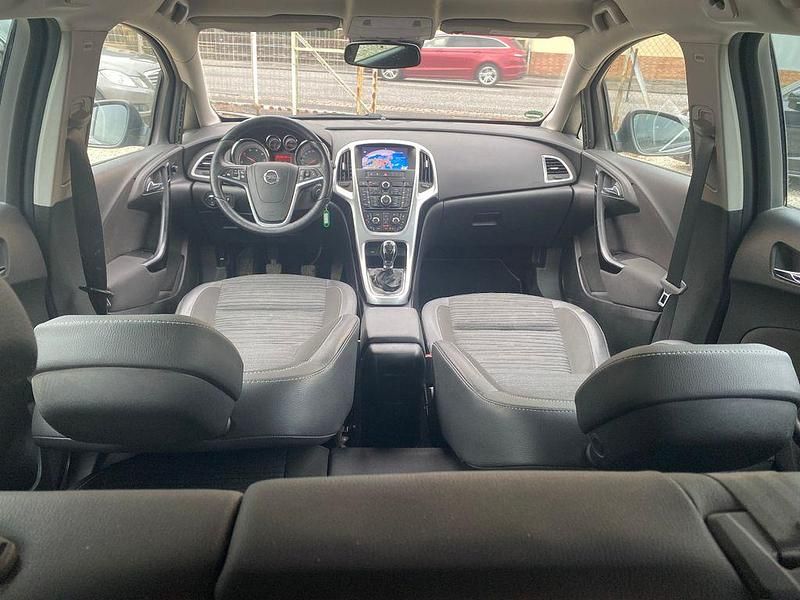 Grün Gebraucht 2015 Opel Astra Style Limousine | 2.299 € (Superpreis) - Bild 1/4