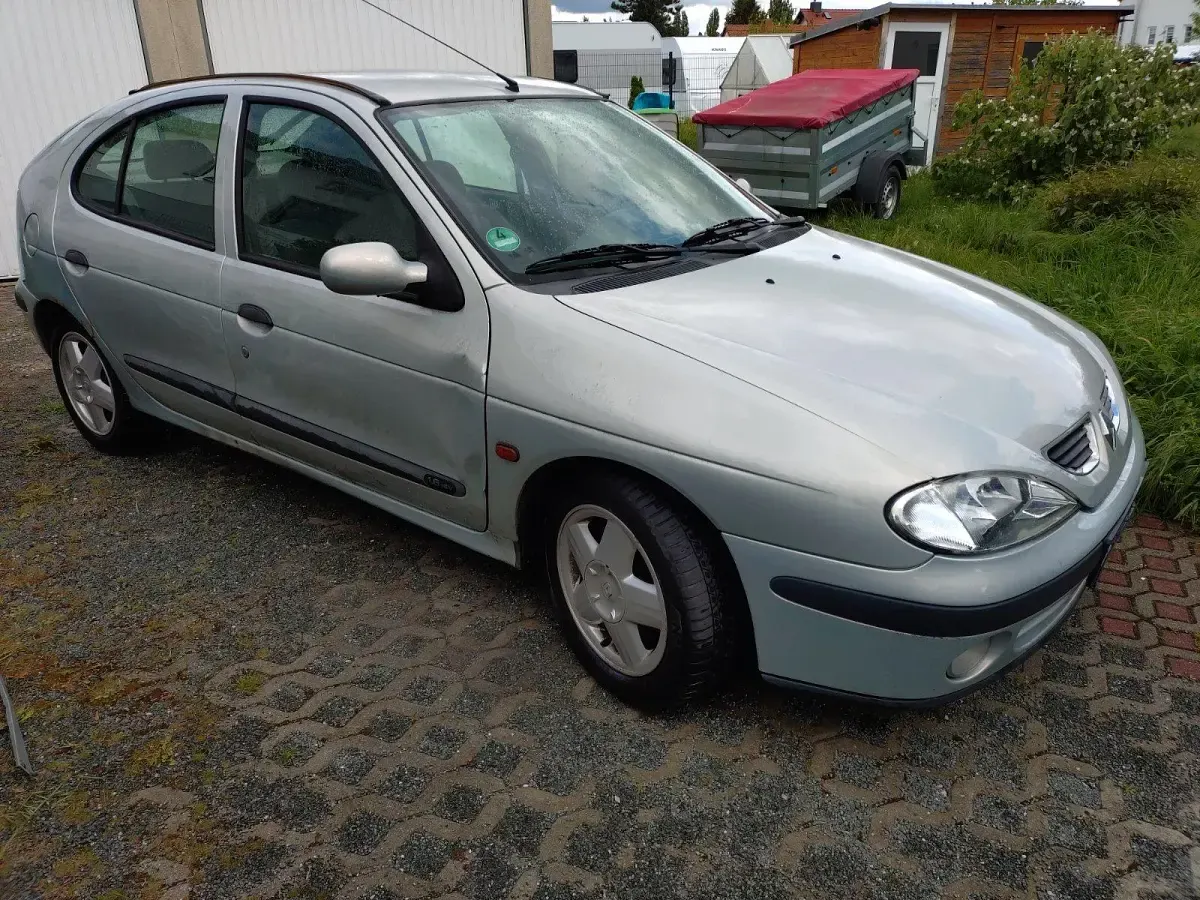 Gebraucht Renault Mégane Privilege 107 PS (78 kW) 2000 Silber Limousine
