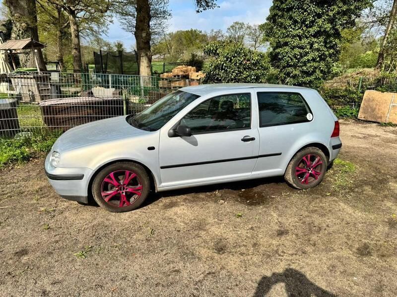 Silber Gebraucht 2002 VW Golf IV Kleinwagen | 1.250 € (Superpreis) - Bild 1/4
