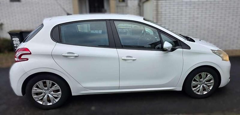 Gebraucht Peugeot 208 Active 95 PS (69 kW) 2012 Weiß Kleinwagen