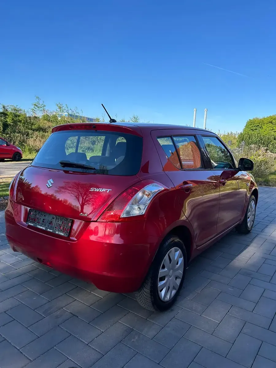 Second-hand Suzuki Swift 94 CP (69 kW) 2013 Roșu Hatchback