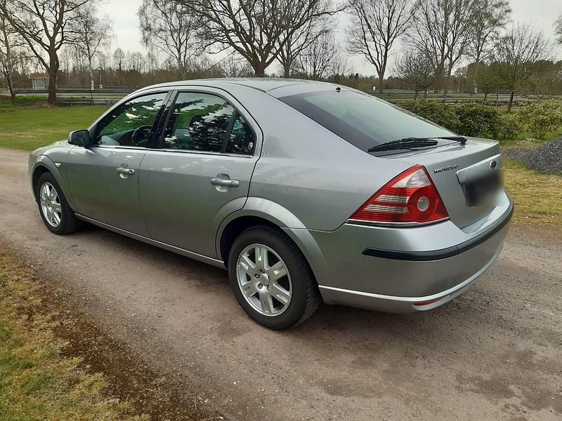 Gebraucht Ford Mondeo Ghia 115 PS (84 kW) 2006 Silber Limousine