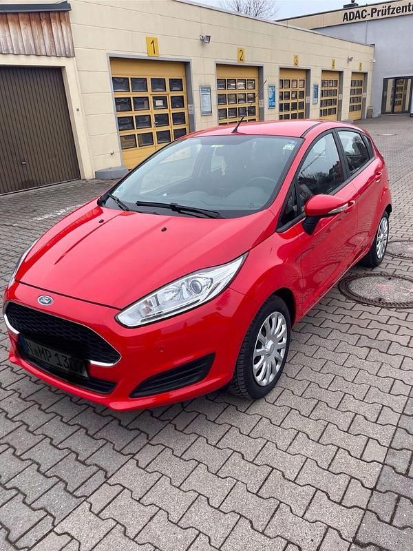 Gebraucht Ford Fiesta Trend 60 PS (44 kW) 2016 Rot Kleinwagen