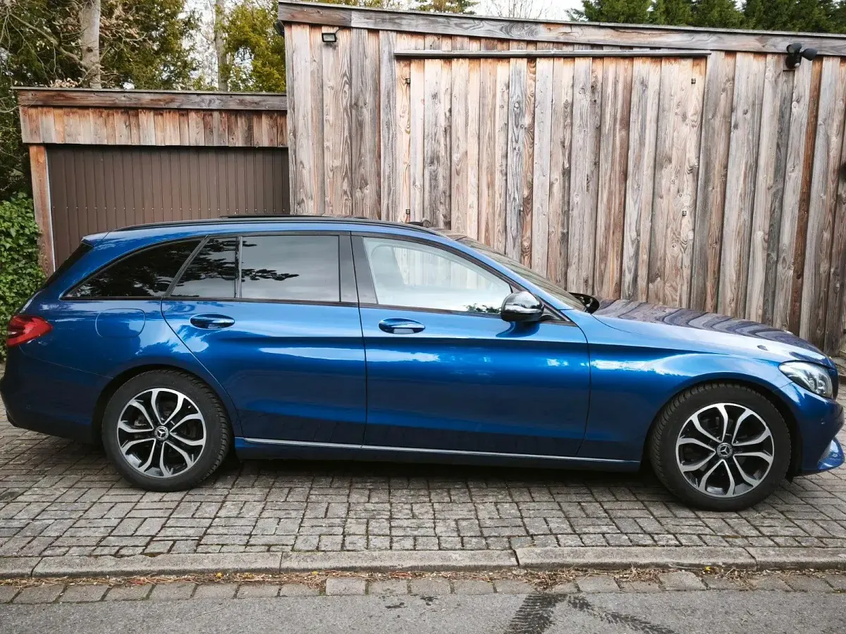 Gebraucht Mercedes C220 170 PS (125 kW) 2018 Blau Kombi