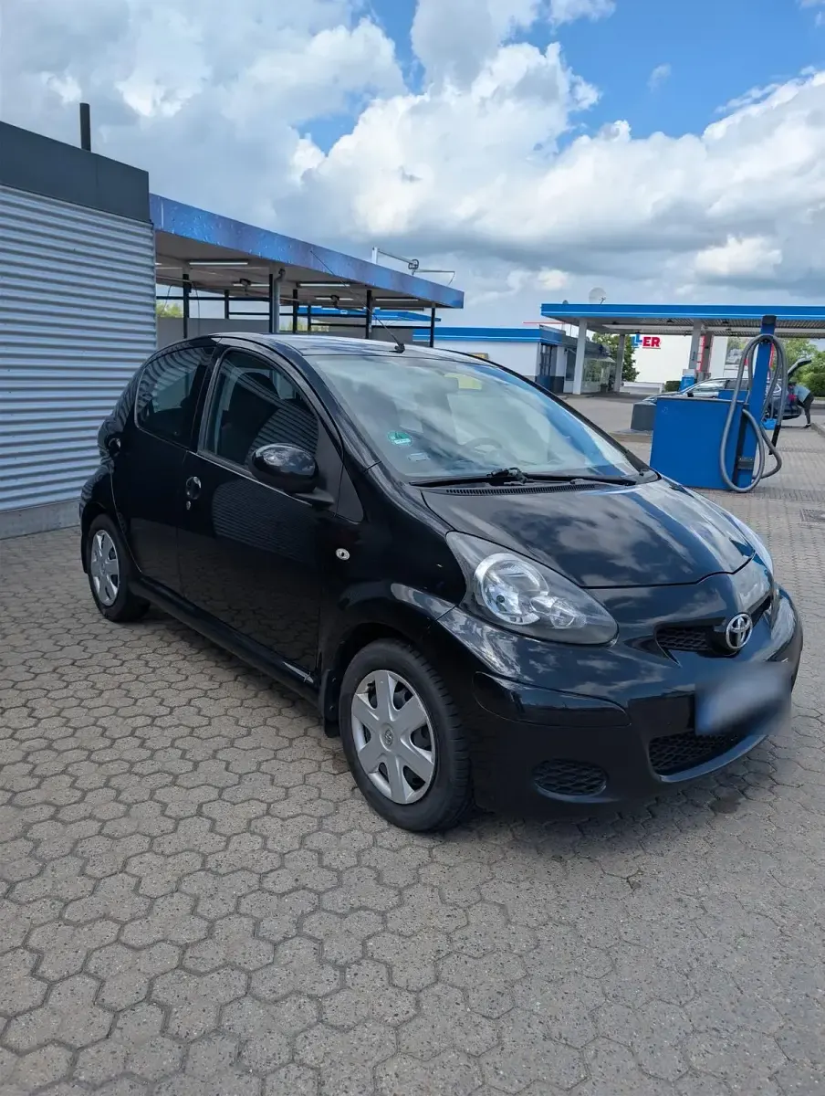 Gebraucht Toyota Aygo 68 PS (50 kW) 2012 Schwarz Kleinwagen