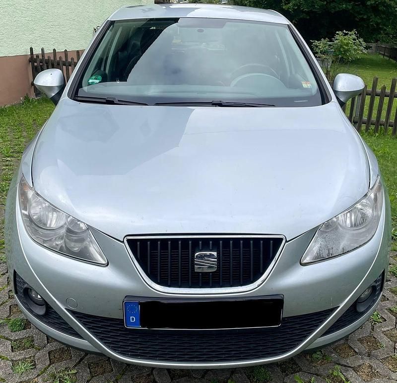 Silber Gebraucht 2011 Seat Ibiza Style Limousine | 4.200 € (Fairer Preis) - Bild 1/4