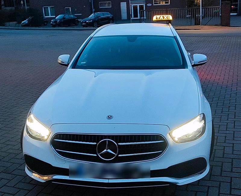 Weiß Gebraucht 2023 Mercedes E220 Kombi | 32.600 € (Superpreis) - Bild 1/4