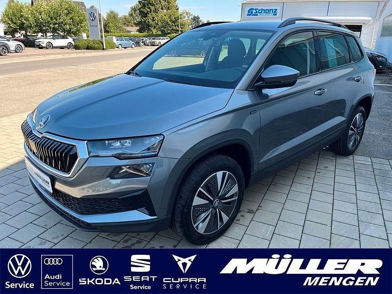 Stahlgrau Neu 2024 Skoda Karoq Tour SUV | 35.790 € (Fairer Preis) - Bild 1/4