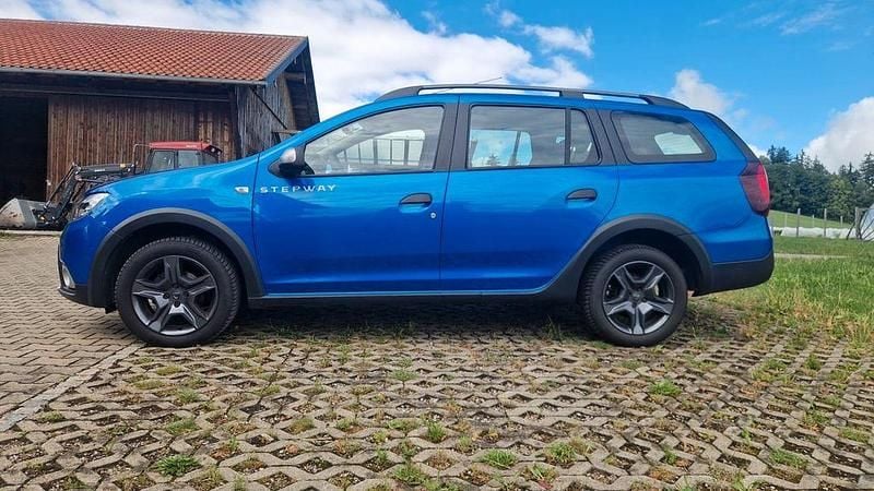 Blau Gebraucht 2017 Dacia Logan MCV Celebration Limousine | 10.000 € (Fairer Preis) - Bild 1/4