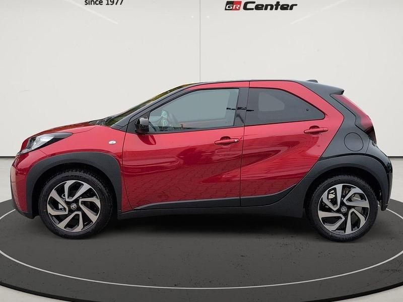 Neu Toyota Aygo X 72 PS (52 kW) 2025 Chili red (3u4)/ black mica (2 SUV