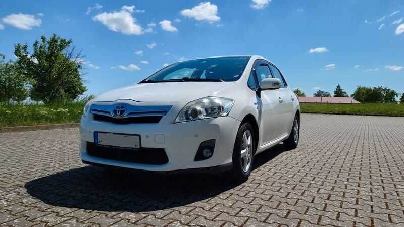 Weiß Gebraucht 2011 Toyota Auris Hybrid Limousine | 7.300 € (Fairer Preis) - Bild 1/4