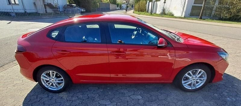 Rot Gebraucht 2018 Hyundai i30 Style Coupé | 13.500 € (Fairer Preis) - Bild 1/4