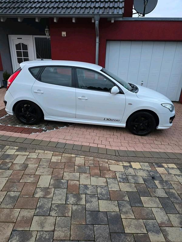 Weiß Gebraucht 2009 Hyundai i30 Sport Coupé | 4.500 € (Guter Preis) - Bild 1/4