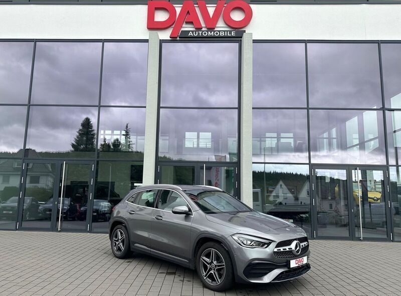 Grau Gebraucht 2020 Mercedes GLA220 AMG line SUV | 32.991 € (Fairer Preis) - Bild 1/4
