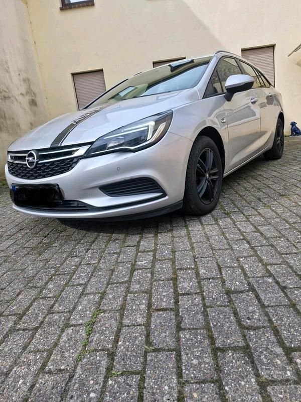 Grau Gebraucht 2017 Opel Astra Kombi | 8.200 € (Etwas zu teuer) - Bild 1/4
