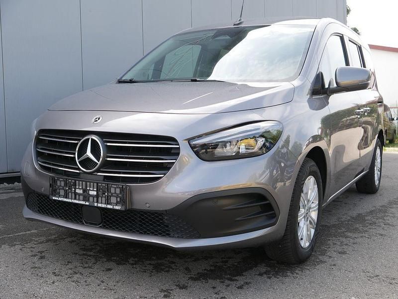 Grau Gebraucht 2023 Mercedes T180 Edition Van / Kleinbus | 24.990 € (Fairer Preis) - Bild 1/4