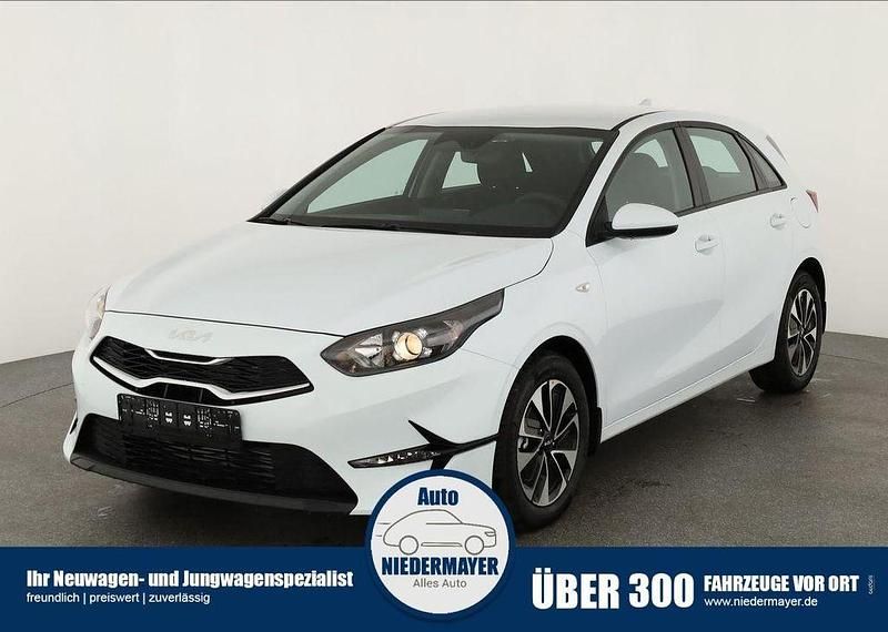 Carraraweiß Neu 2025 Kia Ceed Limousine | 20.995 € (Superpreis) - Bild 1/4