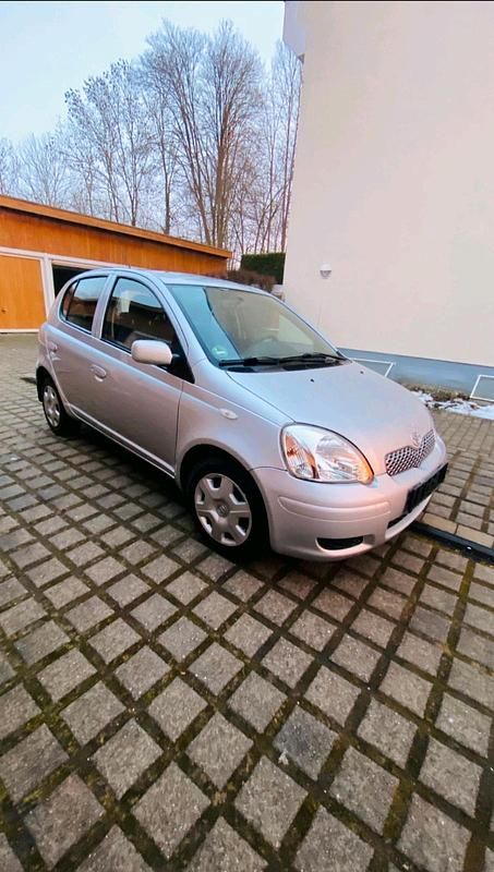 Gebraucht Toyota Yaris 75 PS (55 kW) 2003 Silber Kleinwagen