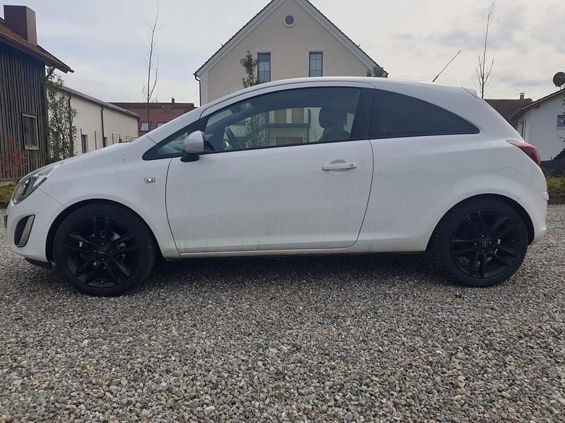 Gebraucht Opel Corsa Color Edition 101 PS (74 kW) 2011 Weiß Kleinwagen