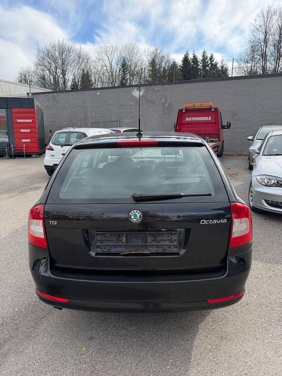 Gebraucht Skoda Octavia Elegance 140 PS (102 kW) 2012 Schwarz Kombi