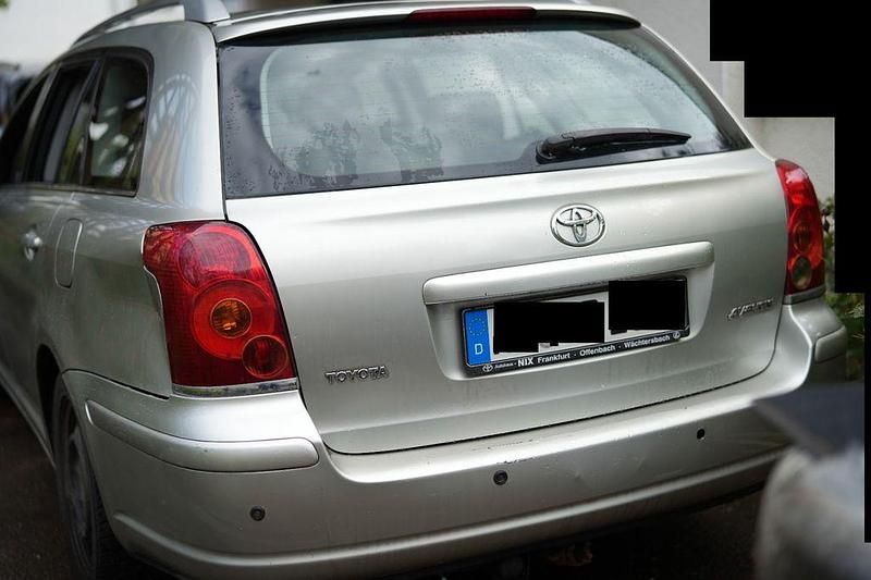 Silber Gebraucht 2004 Toyota Avensis Executive Kombi | 2.200 € (Superpreis) - Bild 1/4
