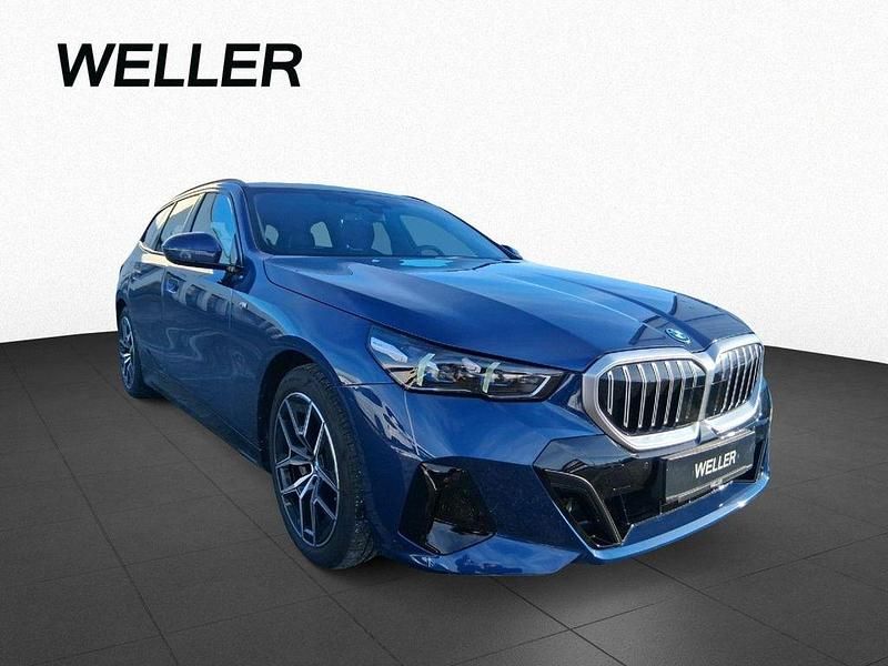 Gebraucht BMW 550e M Sport 489 PS (359 kW) 2025 Phytonicblau (blau) Kombi