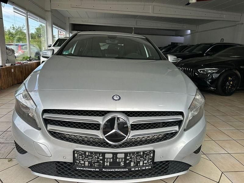 Silber Gebraucht 2014 Mercedes A180 Style Limousine | 12.500 € (Fairer Preis) - Bild 1/4