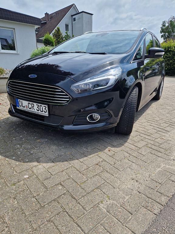 Schwarz Gebraucht 2017 Ford S-MAX Titanium Van / Kleinbus | 10.950 € (Superpreis) - Bild 1/4