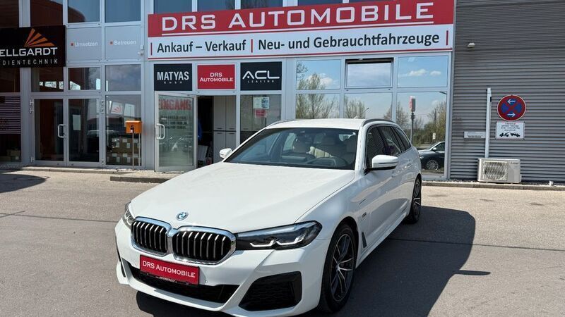 Weiß Gebraucht 2022 BMW 530e M Sport Kombi | 31.900 € (Guter Preis) - Bild 1/4