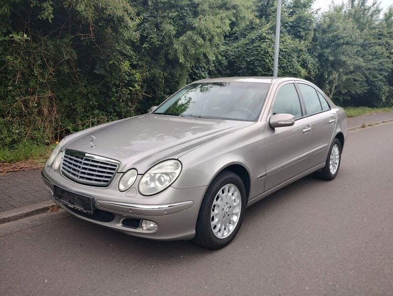 Grau Gebraucht 2004 Mercedes E220 Elegance Limousine | 4.800 € (Fairer Preis) - Bild 1/4
