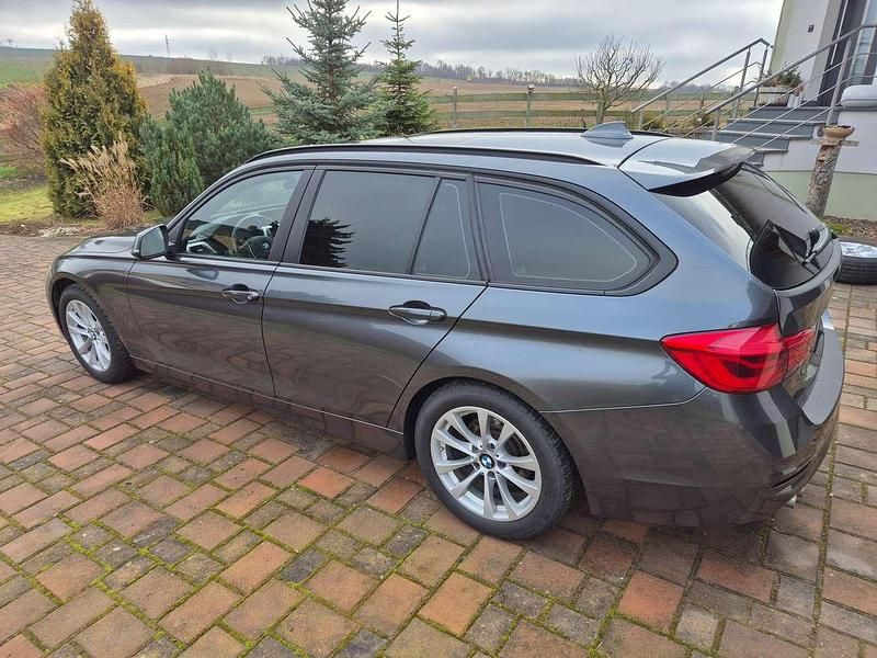 Grau Gebraucht 2019 BMW 320 Kombi | 15.500 € (Superpreis) - Bild 1/4