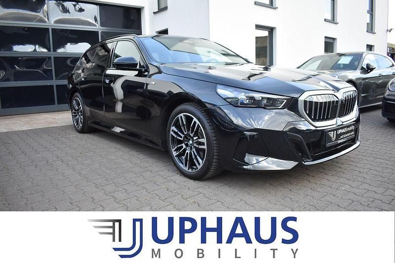Schwarz (saphirschwarz) Gebraucht 2024 BMW 520 M Sport Kombi | 48.880 € (Superpreis) - Bild 1/4