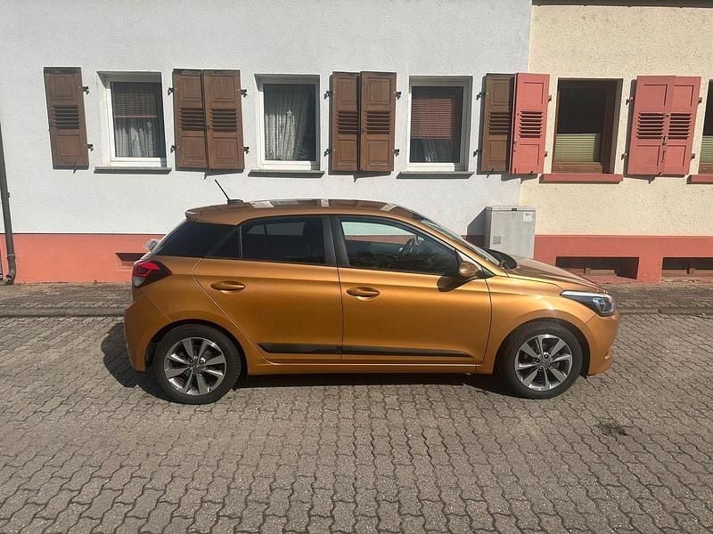 Gebraucht Hyundai i20 84 PS (61 kW) 2015 Gold Kleinwagen
