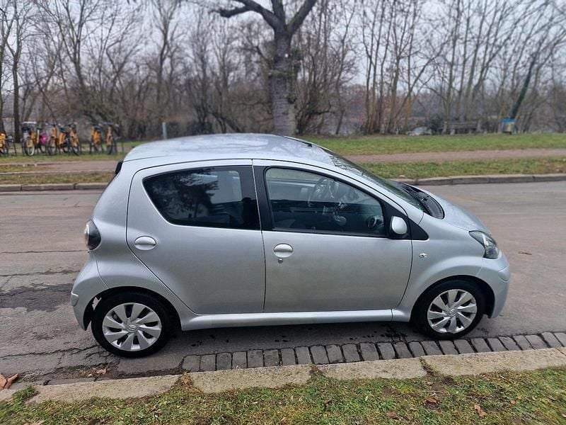 Gebraucht Toyota Aygo 68 PS (50 kW) 2013 Grau Kleinwagen