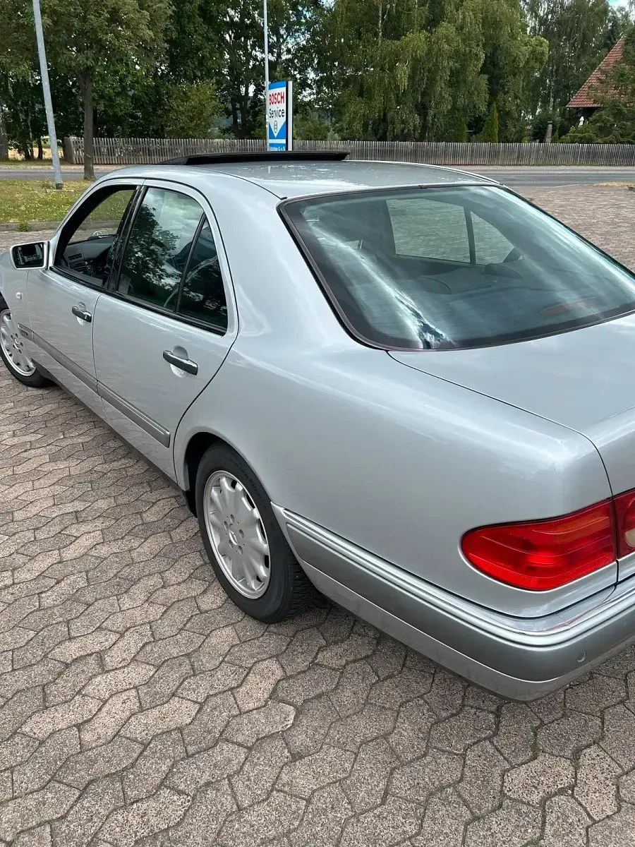 Gebraucht Mercedes E280 204 PS (150 kW) 1999 Silber Limousine