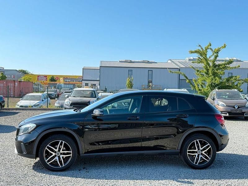 Schwarz Gebraucht 2017 Mercedes GLA180 SUV | 14.750 € (Guter Preis) - Bild 1/4