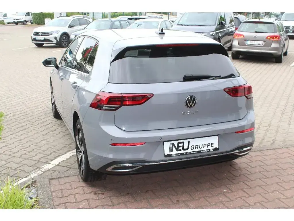 Gebraucht VW Golf VIII Style 131 PS (96 kW) 2024 Grau Limousine