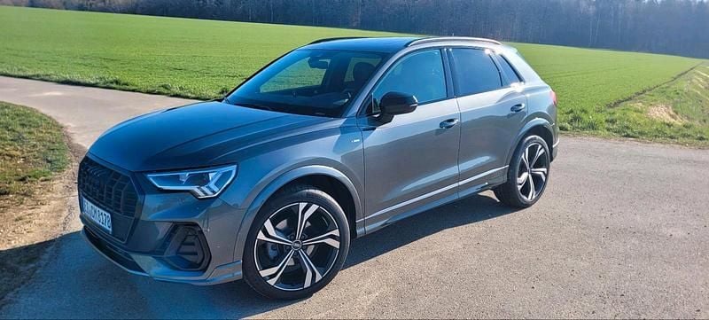Grau Gebraucht 2023 Audi Q3 S-Line SUV | 47.600 € (Teuer) - Bild 1/4