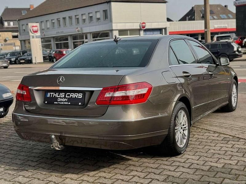 Gebraucht Mercedes E200 Elegance 136 PS (100 kW) 2011 Grau Limousine