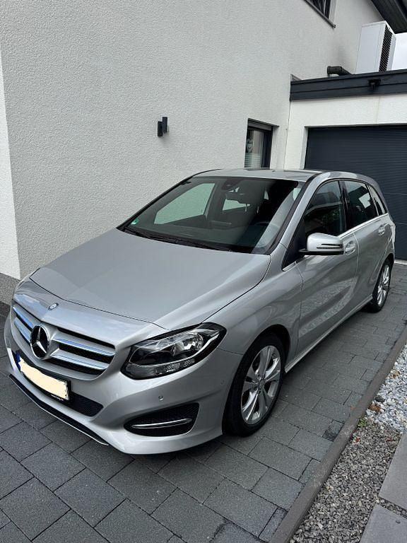 Silber Gebraucht 2016 Mercedes B180 Van / Kleinbus | 15.990 € (Fairer Preis) - Bild 1/4
