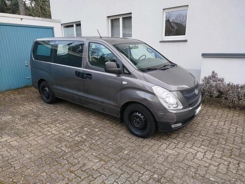 Grau Gebraucht 2012 Hyundai H-1 Van / Kleinbus | 5.200 € (Fairer Preis) - Bild 1/4